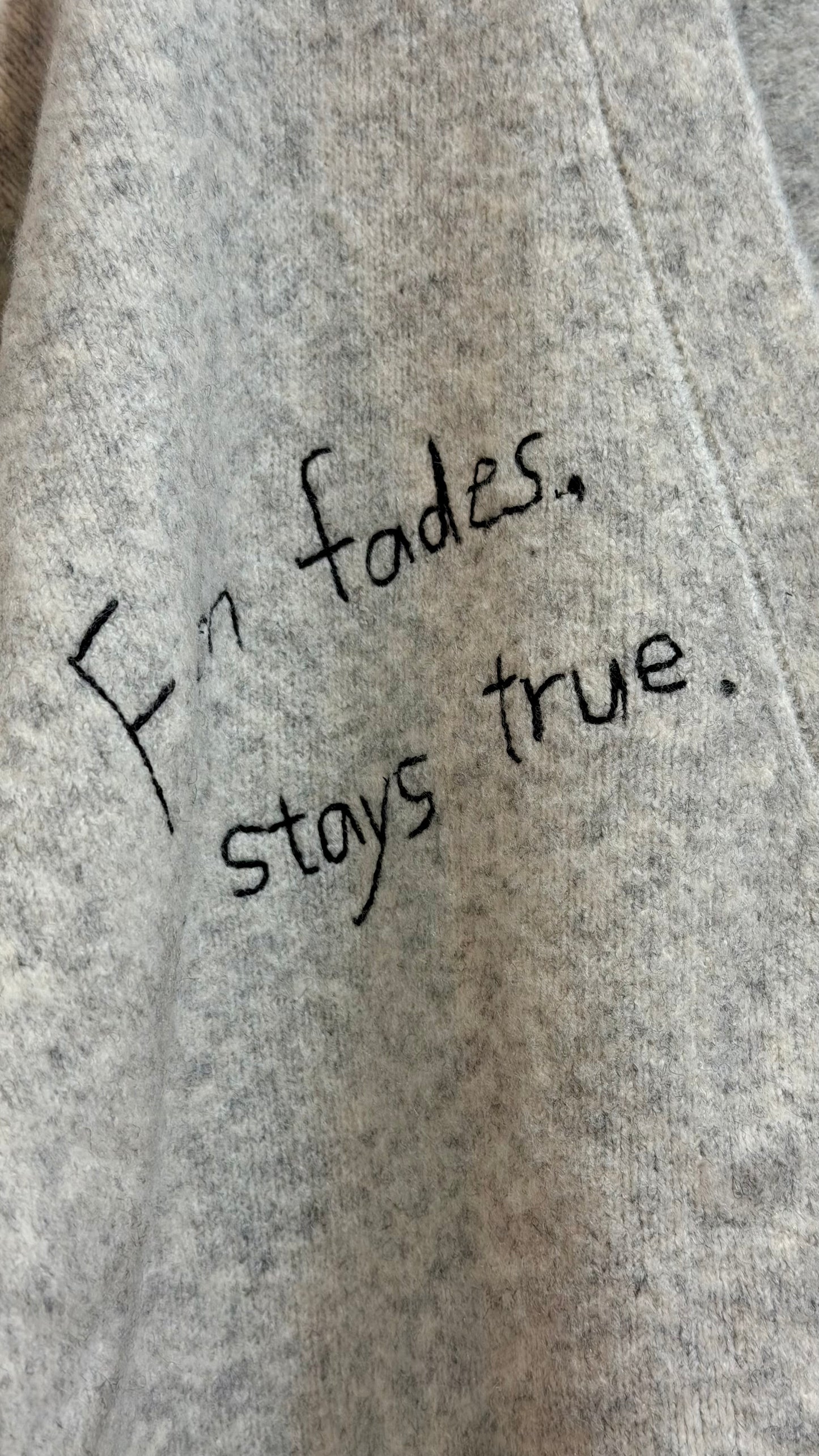 ロゴ刺繍カーディガン