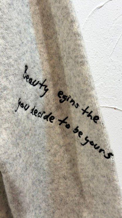 ロゴ刺繍カーディガン